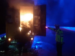 Truk Ekspedisi Tujuan Malang Terbakar di Tol Magetan