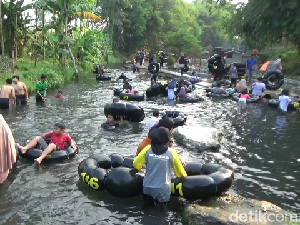 Serunya Main River Tubing Selo di Kaki Gunung Semeru