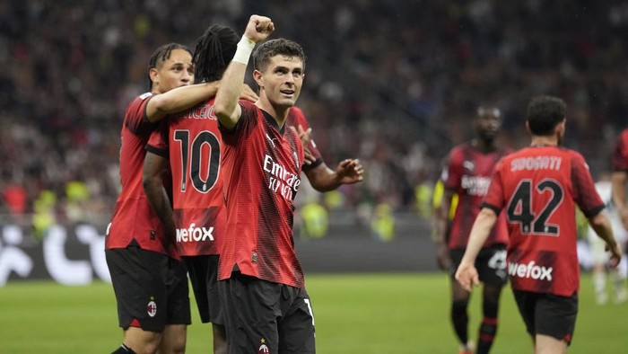 AC Milans Christian Pulisic, centre, celebrates with his teammates after scoring his sides second goal during the Serie A soccer match between AC Milan and Cagliari at the San Siro stadium, in Milan, Italy, Saturday, May 11, 2024. (AP Photo/Antonio Calanni)
