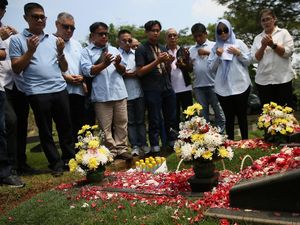 Alumni Trisakti Ziarah Pejuang Reformasi Alumni Trisakti Ziarah Pejuang Reformasi