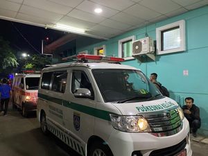 Ambulans Pemkot Depok Mulai Evakuasi Korban Kecelakaan Bus dari RSUD Subang