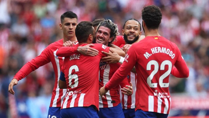 Soccer Football - LaLiga - Atletico Madrid v Celta Vigo - Metropolitano, Madrid, Spain - May 12, 2024 Atletico Madrids Rodrigo De Paul celebrates scoring their first goal with Koke, Memphis Depay and teammates REUTERS/Isabel Infantes