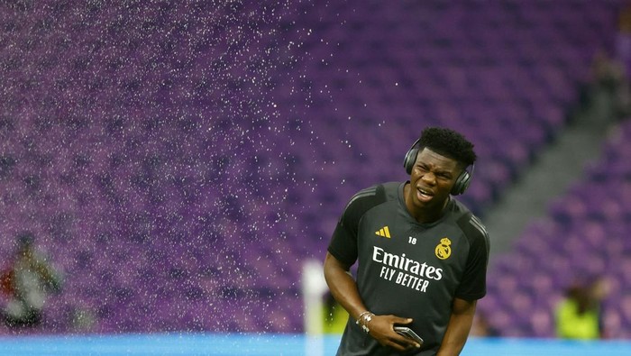 Soccer Football - Champions League - Semi Final - Second Leg - Real Madrid v Bayern Munich - Santiago Bernabeu, Madrid, Spain - May 8, 2024  Real Madrids Aurelien Tchouameni on the pitch before the match REUTERS/Susana Vera