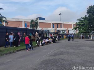 Tak Bisa Lihat Calon Jemaah Haji di SMB II Palembang, Keluarga Kecewa