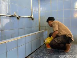 12 Tahun Bersihkan Toilet Masjid, Cecep dapat Hadiah Umrah-Tawaran Kerja di Dinsos