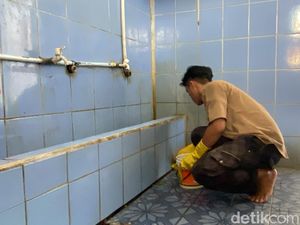 Aksi Pemuda Sukabumi yang Viral Keliling Bersihkan Toilet Masjid Aksi Pemuda Sukabumi yang Viral Keliling Bersihkan Toilet Masjid