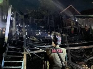 4 Rumah Terbakar di Kampung Bajo Bone, Diduga Akibat Korsleting Listrik 4 Rumah Terbakar di Kampung Bajo Bone, Diduga Akibat Korsleting Listrik