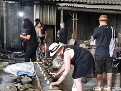 Delegasi WOMEX Takjub Proses Pembuatan Gamelan Gong di Klungkung