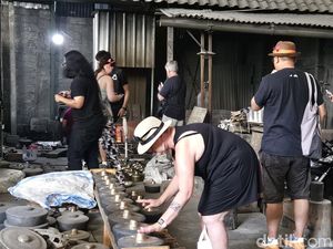 Delegasi WOMEX Takjub Proses Pembuatan Gamelan Gong di Klungkung Delegasi WOMEX Takjub Proses Pembuatan Gamelan Gong di Klungkung