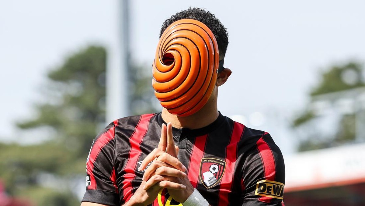 Dominic Solanke dengan topeng Obito Uchiha. (Foto: dok. Bournemouth)