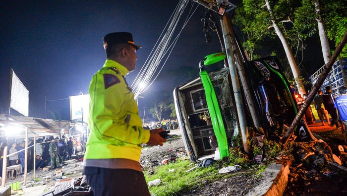 Petugas kepolisian mengevakuasi korban kecelakaan bus pariwisata di Desa Palasari, Kecamatan Ciater, Kabupaten Subang, Jawa Barat, Sabtu (11/5/2024). Dinas Kesehatan Kabupaten Subang mencatat, dalam kecelakaan bus yang membawa rombongan siswa SMK Lingga Kencana Depok tersebut untuk sementara terdapat 11 orang korban meninggal dunia yang terdiri dari 10 orang siswa SMK dan 1 orang pemotor asal Cibogo Kabupaten Subang. ANTARA FOTO/Raisan Al Farisi/aww.