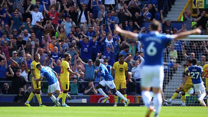 Soccer Football - Premier League - Everton v Sheffield United - Goodison Park, Liverpool, Britain - May 11, 2024 Evertons Abdoulaye Doucoure celebrates scoring their first goal REUTERS/Phil Noble EDITORIAL USE ONLY. NO USE WITH UNAUTHORIZED AUDIO, VIDEO, DATA, FIXTURE LISTS, CLUB/LEAGUE LOGOS OR LIVE SERVICES. ONLINE IN-MATCH USE LIMITED TO 120 IMAGES, NO VIDEO EMULATION. NO USE IN BETTING, GAMES OR SINGLE CLUB/LEAGUE/PLAYER PUBLICATIONS. PLEASE CONTACT YOUR ACCOUNT REPRESENTATIVE FOR FURTHER DETAILS..