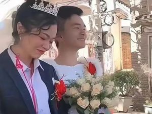 Ada Pilu di Balik Pernikahan Wanita Berjas dan Pria Bergaun Ini Ada Pilu di Balik Pernikahan Wanita Berjas dan Pria Bergaun Ini