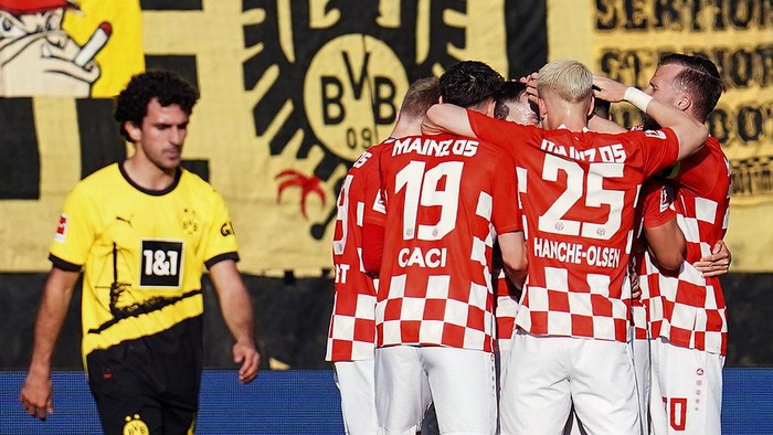 Mainz players celebrate their sides third goal scored by Jae-Sung Lee during the German Bundesliga soccer match between FSV Mainz 05 and Borussia Dortmund in Mainz, Germany, Saturday, May 11, 2024. (Uwe Anspach/dpa via AP)