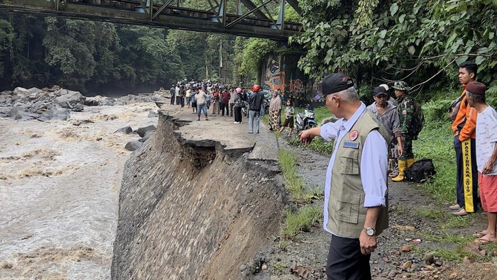 Gubernur Sumbar, Mahyeldi saat meninjau lokasi bencana di Padang Panjang, Minggu (12/5/2024).(dok. Istimewa)