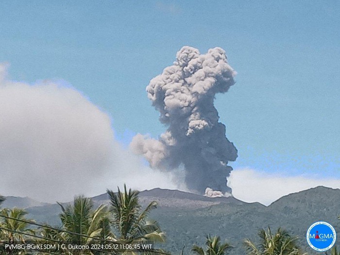 Gunung Dukono di Halmahera erupsi siang ini (Dok PVMBG) Gunung Dukono di Halmahera erupsi siang ini (Dok PVMBG)