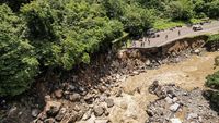 Jalan Lintas Padang-Bukittinggi Putus Imbas Banjir Bandang