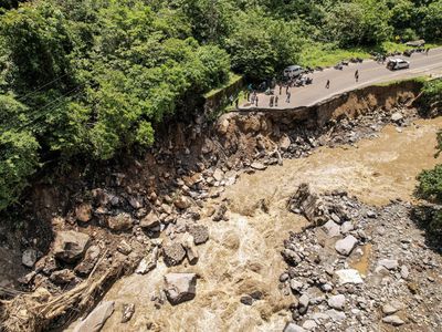 Jalan Lintas Padang-Bukittinggi Putus Imbas Banjir Bandang