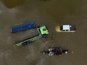 Potret Kendaraan Terjebak Banjir Bandang di Trans Sulawesi