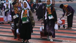 Ratusan Calon Jemaah Haji Embarkasi Surabaya Mulai Terbang ke Tanah Suci