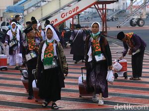 Ratusan Calon Jemaah Haji Embarkasi Surabaya Mulai Terbang ke Tanah Suci Ratusan Calon Jemaah Haji Embarkasi Surabaya Mulai Terbang ke Tanah Suci