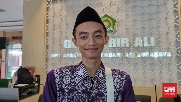 Siswa SMK asal Bojonegoro, Mochammad Abdul Aziz (18) menjadi calon jemaah haji termuda di Jawa Timur nan bakal berangkat ke tanah suci. Ia sekarang tergabung di Kloter 1 Embarkasi Surabaya. (CNNIndonesia/Farid)