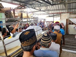 Tangis Keluarga Pecah Sambut Jenazah Korban Kecelakaan Bus Maut di Subang