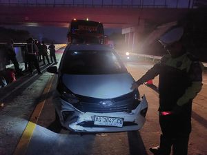 Oleng Saat Menyalip, Sigra Tabrak Bus Eka di Tol Madiun Oleng Saat Menyalip, Sigra Tabrak Bus Eka di Tol Madiun