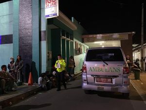 Keluarga Korban Kecelakaan Bus Siswa SMK Depok di Ciater Datangi RSUD Subang