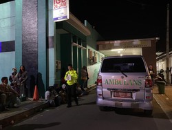 Keluarga Korban Kecelakaan Bus Siswa SMK Depok di Ciater Datangi RSUD Subang