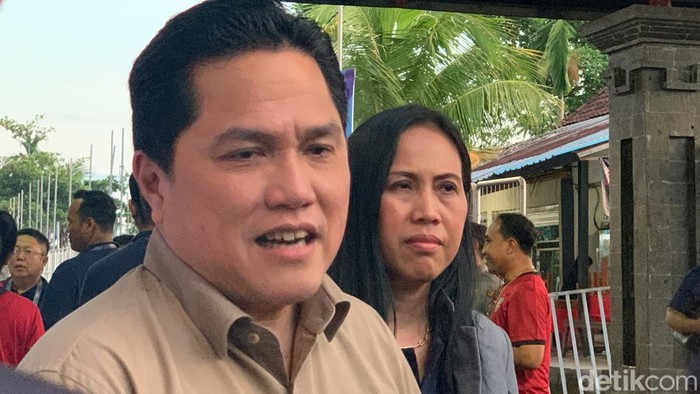 Ketum PSSI Erick Thohir memberikan keterangan pers saat ditemui wartawan seusai menonton laga Indonesia vs Korea Utara pada Piala Asia Wanita U-17 di Stadion Kapten I Wayan Dipta, Gianyar, Bali, Minggu (12/5/2024). (Siti Mu’amalah/detikBali)