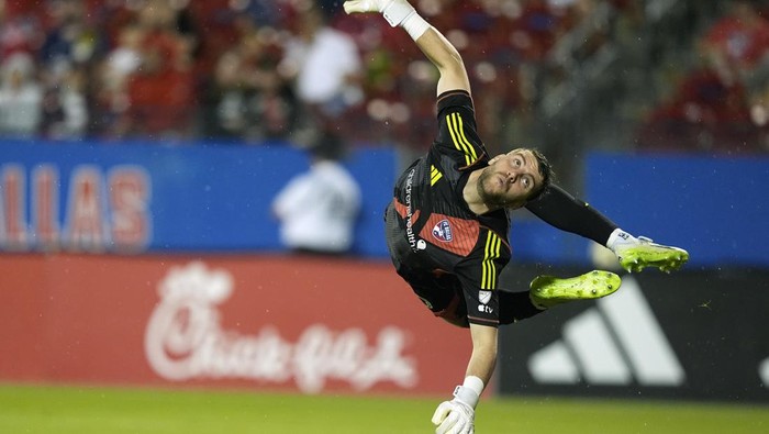 FC Dallas goalkeeper Maarten Paes watches a shot go high during the second half of an MLS soccer match against Austin FC, Saturday, May 11, 2024, in Frisco, Texas. (AP Photo/LM Otero)