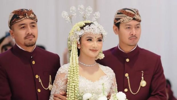 Mahalini dan dua kakaknya.