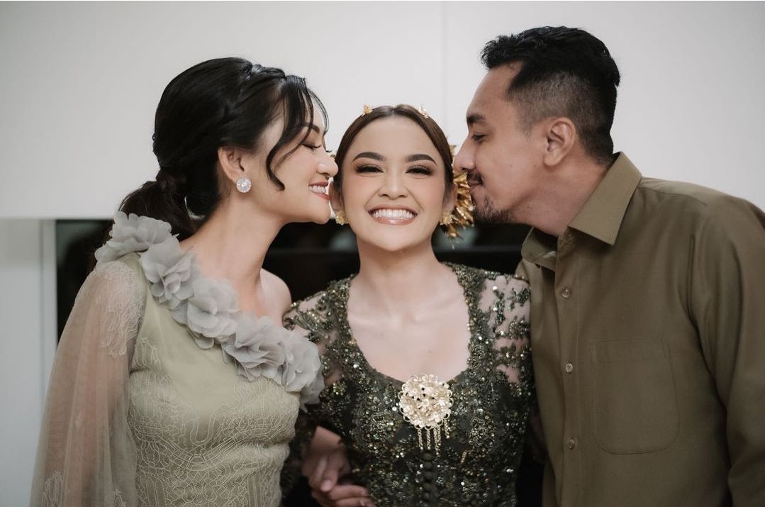 Mahalini dan dua kakaknya.