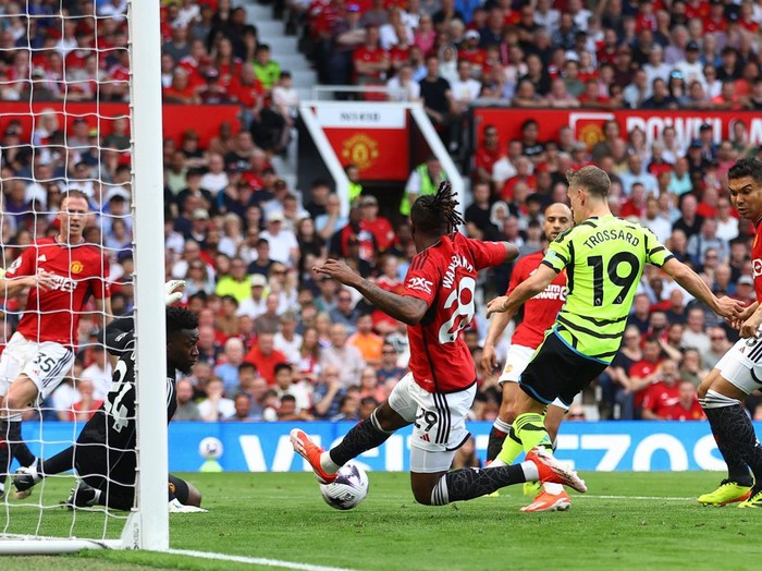 Soccer Football - Premier League - Manchester United v Arsenal - Old Trafford, Manchester, Britain - May 12, 2024 Arsenal's Leandro Trossard scores their first goal REUTERS/Carl Recine EDITORIAL USE ONLY. NO USE WITH UNAUTHORIZED AUDIO, VIDEO, DATA, FIXTURE LISTS, CLUB/LEAGUE LOGOS OR 'LIVE' SERVICES. ONLINE IN-MATCH USE LIMITED TO 120 IMAGES, NO VIDEO EMULATION. NO USE IN BETTING, GAMES OR SINGLE CLUB/LEAGUE/PLAYER PUBLICATIONS. PLEASE CONTACT YOUR ACCOUNT REPRESENTATIVE FOR FURTHER DETAILS..