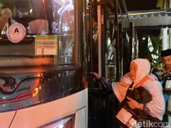 Ratusan Jemaah Haji Kloter Pertama Diberangkatkan dari Embarkasi Surabaya