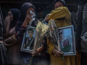 Tangis Pilu Usai Siswa-Guru SMK Lingga Kencana Tewas Saat Perpisahan