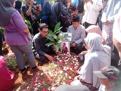 Tangis dan Doa Iringi Pemakaman Korban Kecelakaan Rombongan SMK Lingga Kencana