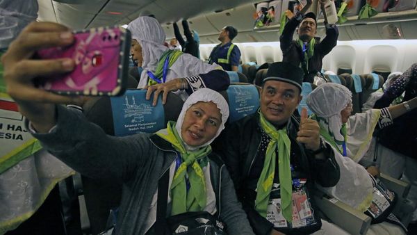 Momen Pelepasan Keberangkatan Kloter Pertama Jemaah Haji Indonesia