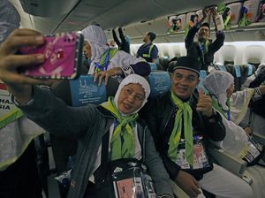 Momen Pelepasan Keberangkatan Kloter Pertama Jemaah Haji Indonesia Momen Pelepasan Keberangkatan Kloter Pertama Jemaah Haji Indonesia