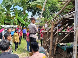 Mensos Risma Bongkar Lalu Bangun Ulang Rumah Warga Miskin di Pamekasan
