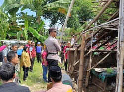 Mensos Risma Bongkar Lalu Bangun Ulang Rumah Warga Miskin di Pamekasan