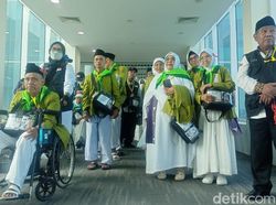 Momen Penerbangan Calon Jemaah Haji Kloter 1 dari Bandara Kertajati