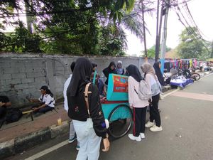 Cuaca Panas Bikin Dagangan Penjual Es di CFD Jakarta Laris Manis