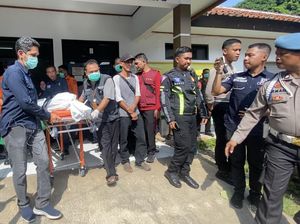Isak Tangis Keluarga Iringi Penyerahan Jenazah Korban Bus Terguling di Subang