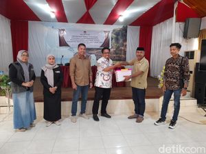 KPU Selayar Nyatakan Berkas Bapaslon Independen Rahman-Marowa Penuhi Syarat KPU Selayar Nyatakan Berkas Bapaslon Independen Rahman-Marowa Penuhi Syarat