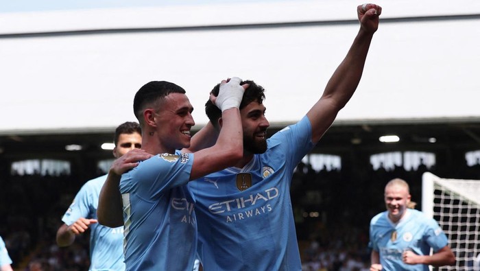 Soccer Football - Premier League - Fulham v Manchester City - Craven Cottage, London, Britain - May 11, 2024 Manchester Citys Josko Gvardiol celebrates scoring their third goal with Phil Foden REUTERS/David Klein EDITORIAL USE ONLY. NO USE WITH UNAUTHORIZED AUDIO, VIDEO, DATA, FIXTURE LISTS, CLUB/LEAGUE LOGOS OR LIVE SERVICES. ONLINE IN-MATCH USE LIMITED TO 120 IMAGES, NO VIDEO EMULATION. NO USE IN BETTING, GAMES OR SINGLE CLUB/LEAGUE/PLAYER PUBLICATIONS. PLEASE CONTACT YOUR ACCOUNT REPRESENTATIVE FOR FURTHER DETAILS..