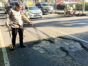 Desakan Agar Jalan Hertasning Makassar Berlubang Parah Segera Dibenahi Desakan Agar Jalan Hertasning Makassar Berlubang Parah Segera Dibenahi