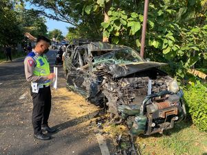 Detik-detik Laka Maut 2 Mobil Adu Banteng di Wonogiri Menurut Polisi Detik-detik Laka Maut 2 Mobil Adu Banteng di Wonogiri Menurut Polisi