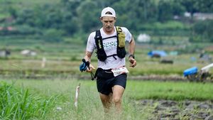 Potret Keseruan Lari Lintas Alam di Danau Toba